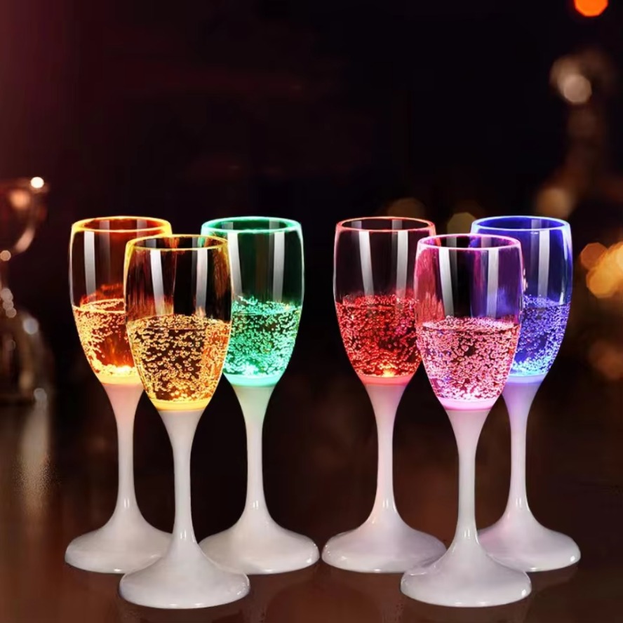 6色LED自動点滅カップ、マルチカラーライトアップマグカップ - Beer Wine Up のレビューと価格